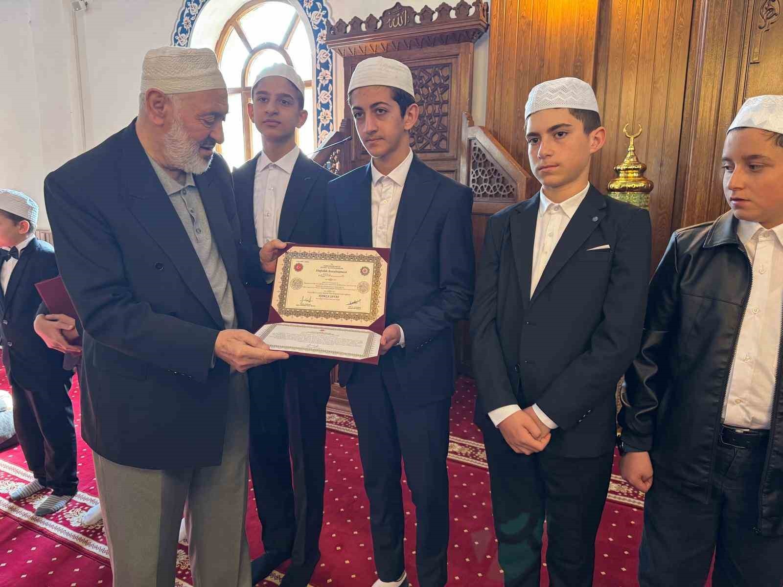 DİYANET İŞLERİ BAŞKANLIĞI TARAFINDAN DÜZENLENEN HAFIZLIK EĞİTİMİNİ BAŞARIYLA TAMAMLAYAN 8 ÖĞRENCİ...