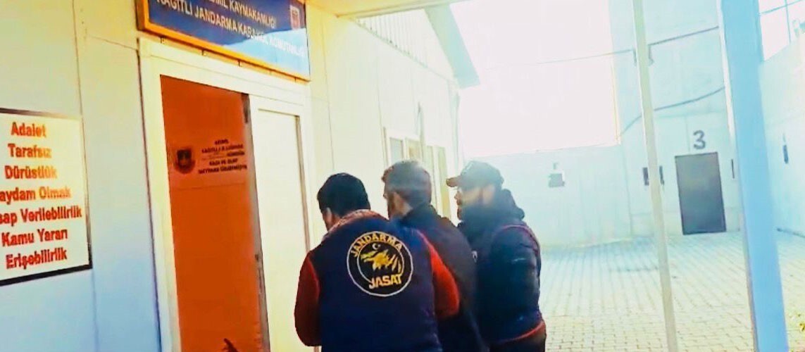 DİYARBAKIR'DA BİRÇOK SUÇTAN 9 YILDIR ARANAN ZANLI, JANDARMA EKİPLERİ TARAFINDAN YAKALANARAK...