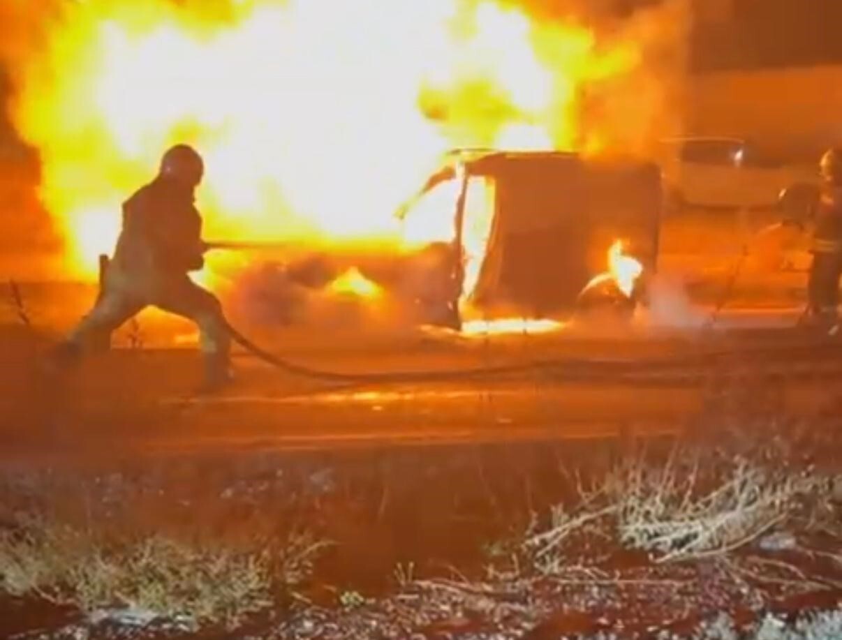 DİYARBAKIR'DA HAFİF TİCARİ ARAÇ ALEV TOPUNA DÖNDÜ