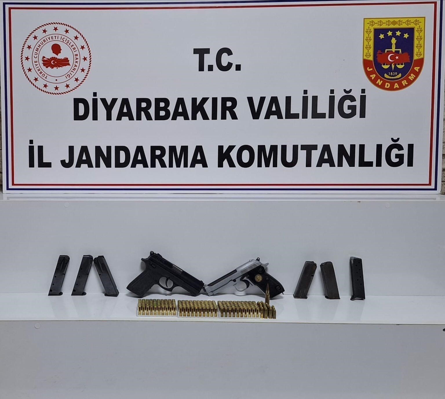 DİYARBAKIR'DA JANDARMA SUÇ ARAŞTIRMA TİMİNİN(JASAT) YAPTIĞI ÇALIŞMALAR SONUCUNDA TABANCALAR VE...