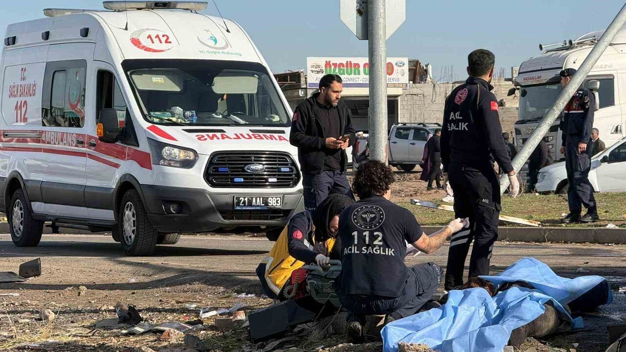 DİYARBAKIR'DA TIR, İKİ HAFİF TİCARİ ARACA ÇARPTI. KAZADA 2 KİŞİ HAYATINI KAYBEDERKEN, 3 KİŞİ DE...