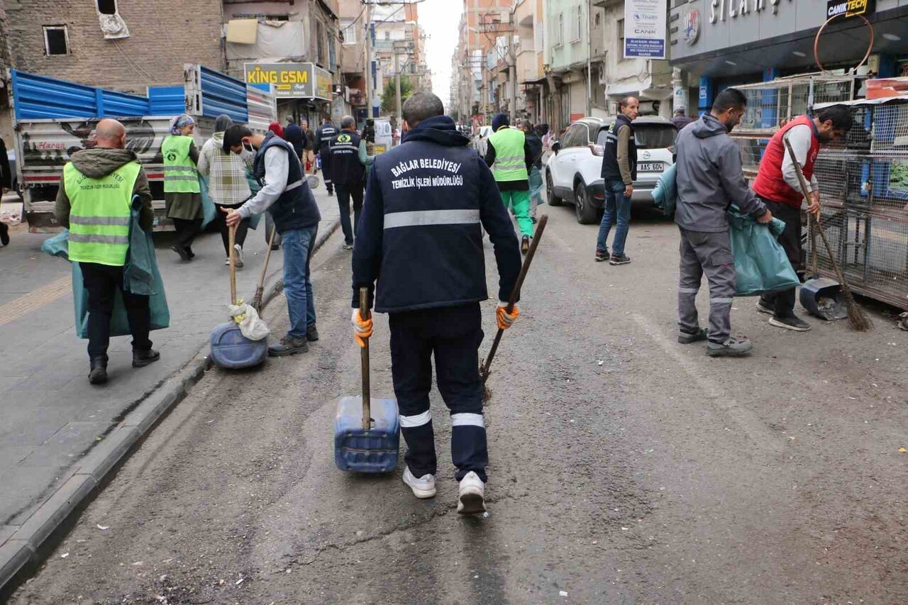 DİYARBAKIR'IN BAĞLAR İLÇESİNDE, MURADİYE MAHALLESİ MUHTARLIĞI TARAFINDAN KAPSAMLI BİR TEMİZLİK...