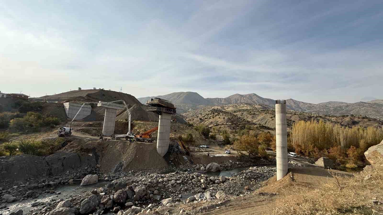 DİYARBAKIR'IN KULP İLÇESİNDE İNŞASI SÜREN VİYADÜKTE İSKELENİN ÇÖKMESİ SONUCU 4 İŞÇİNİN ÖLDÜĞÜ, 1...