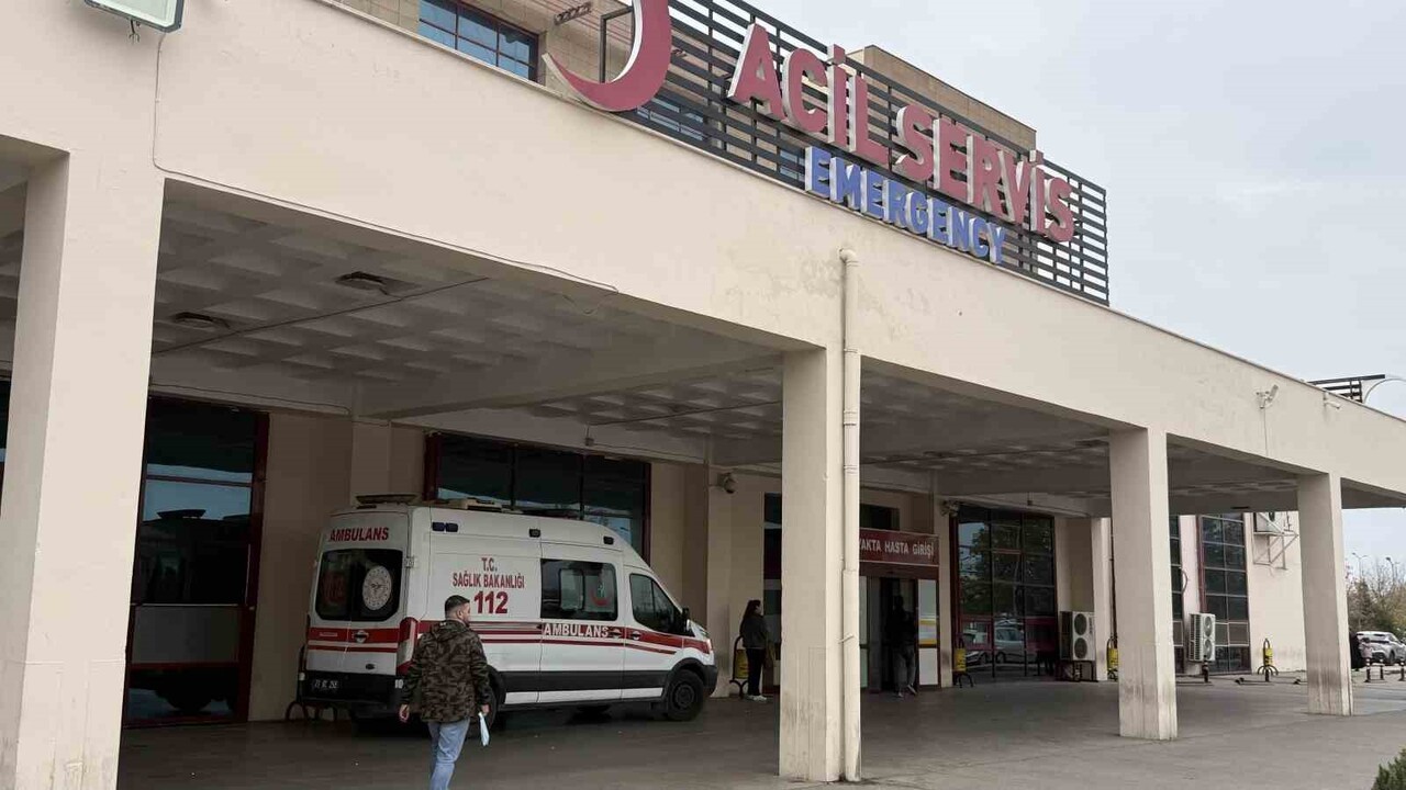 DİYARBAKIR'IN MERKEZ KAYAPINAR İLÇESİNDE HALI SAHA DÖNÜŞÜ SİLAHLI SALDIRI DÜZENLENEN OTOMOBİLDEKİ...