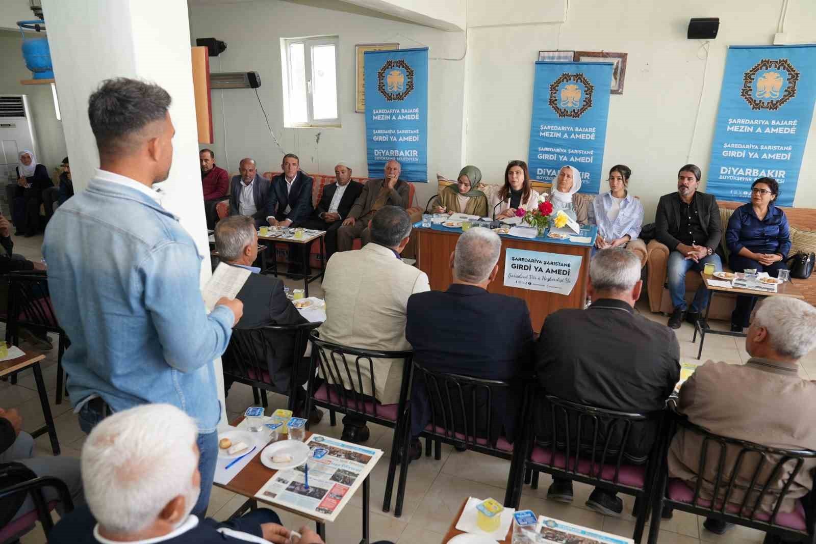 DİYARBAKIR BÜYÜKŞEHİR BELEDİYESİ BAŞKANI SERRA BUCAK, HAZRO’DA MUHTARLA BİR ARAYA GELEREK...