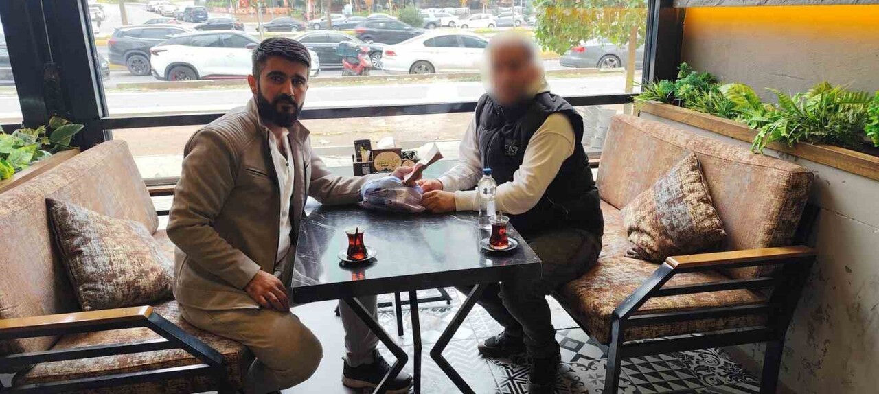 DİYARBAKIR’DA BİR TAKSİCİ, ARABASINDA UNUTULAN 230 BİN LİRAYI BABASININ ÖĞÜDÜNE KULAK VEREREK...