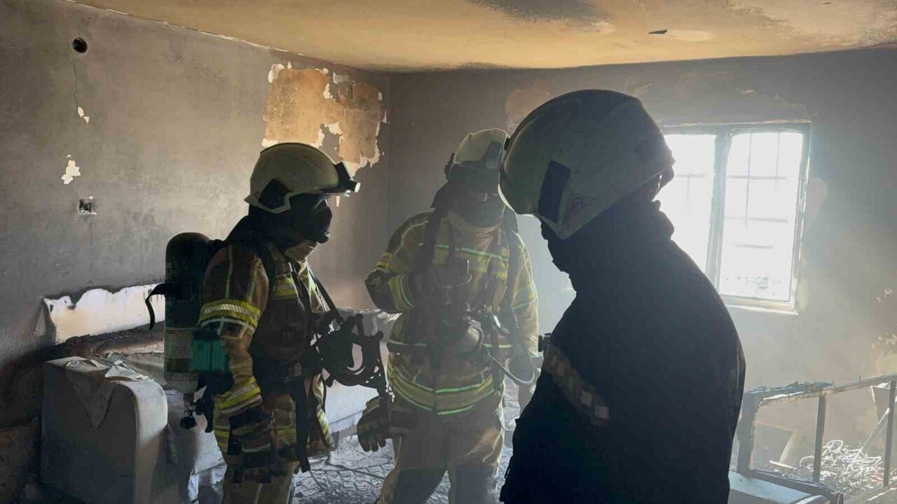 DİYARBAKIR’DA EVDE YALNIZ BIRAKILAN ÇOCUKLAR ELEKTRİKLİ SOBAYI DEVİREREK EVİ KÜLE ÇEVİRDİ....