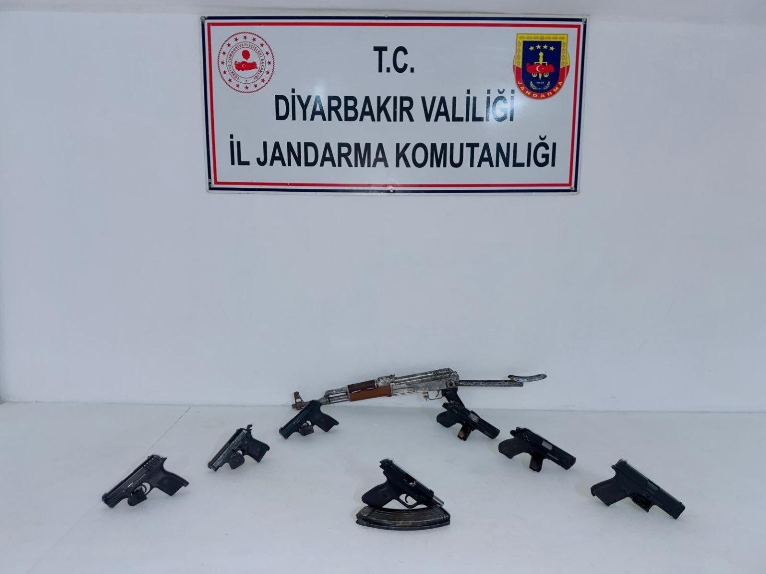 DİYARBAKIR’DA JASAT EKİPLERİNCE DÜZENLENEN OPERASYONLARDA ÇOK SAYIDA RUHSATSIZ SİLAH ELE...