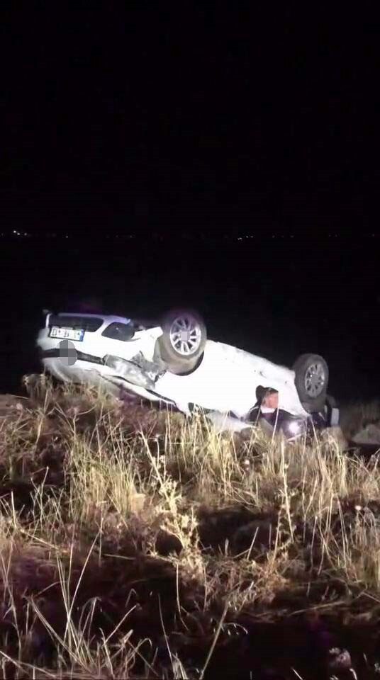 DİYARBAKIR’DA SÜRÜCÜSÜNÜN DİREKSİYON HAKİMİYETİNİ KAYBETTİĞİ OTOMOBİL ŞARAMPOLE YUVARLANIP TAKLA...