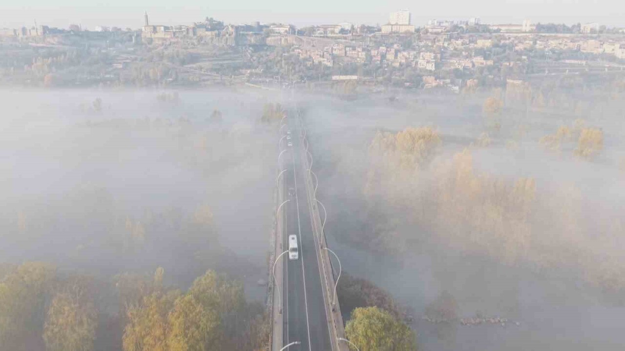 DİYARBAKIR’DA TARİHİ MEKANLARI KAPLAYAN SİS BULUTU MANZARASI DOĞASEVERLERİ ADETA...