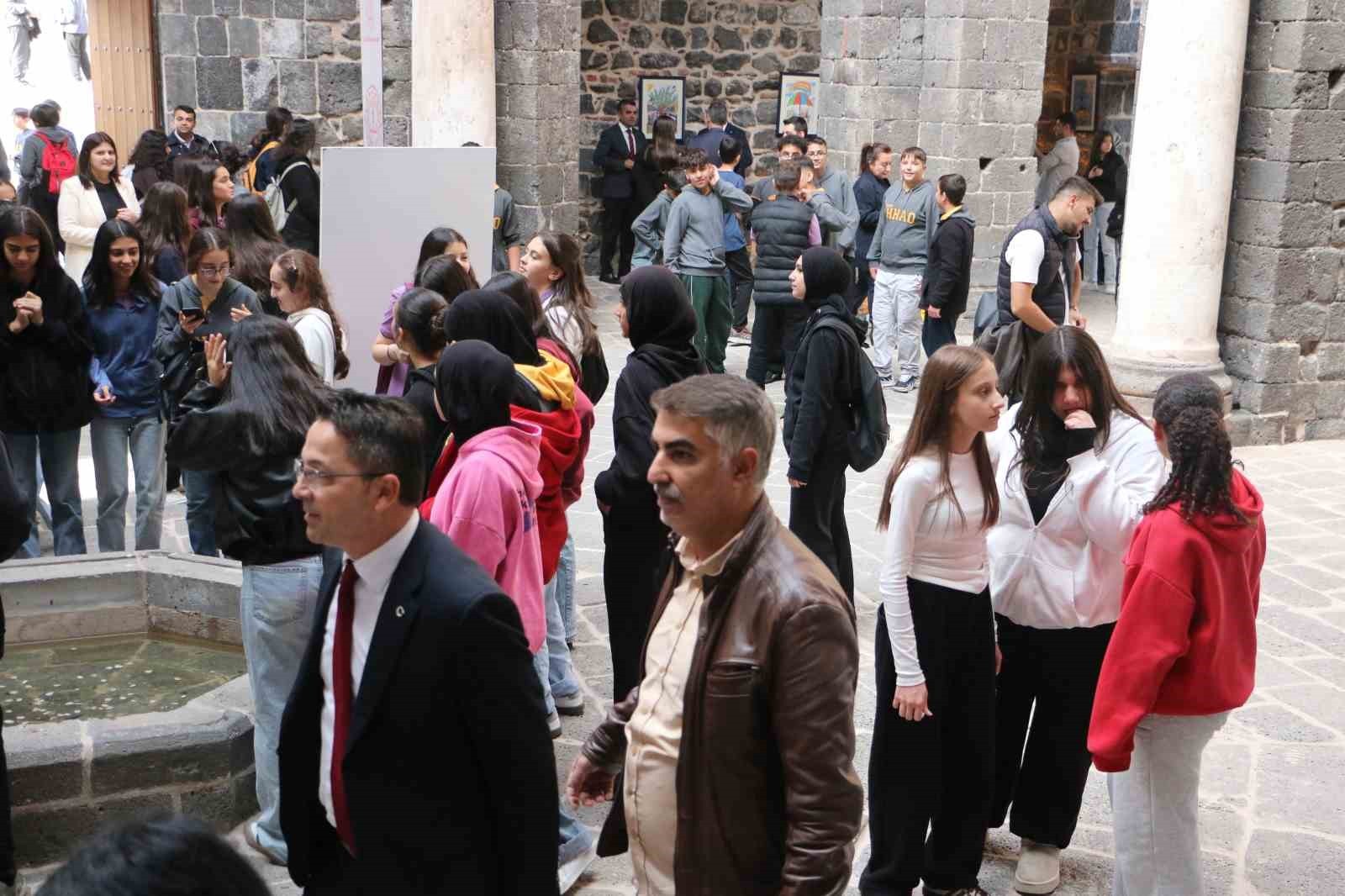 DİYARBAKIR İL MİLLİ EĞİTİM MÜDÜRLÜĞÜ İLE MEHMET-ESRA CANSIZ VAKFI İŞ BİRLİĞİNDE DÜZENLENEN “AİLE”...