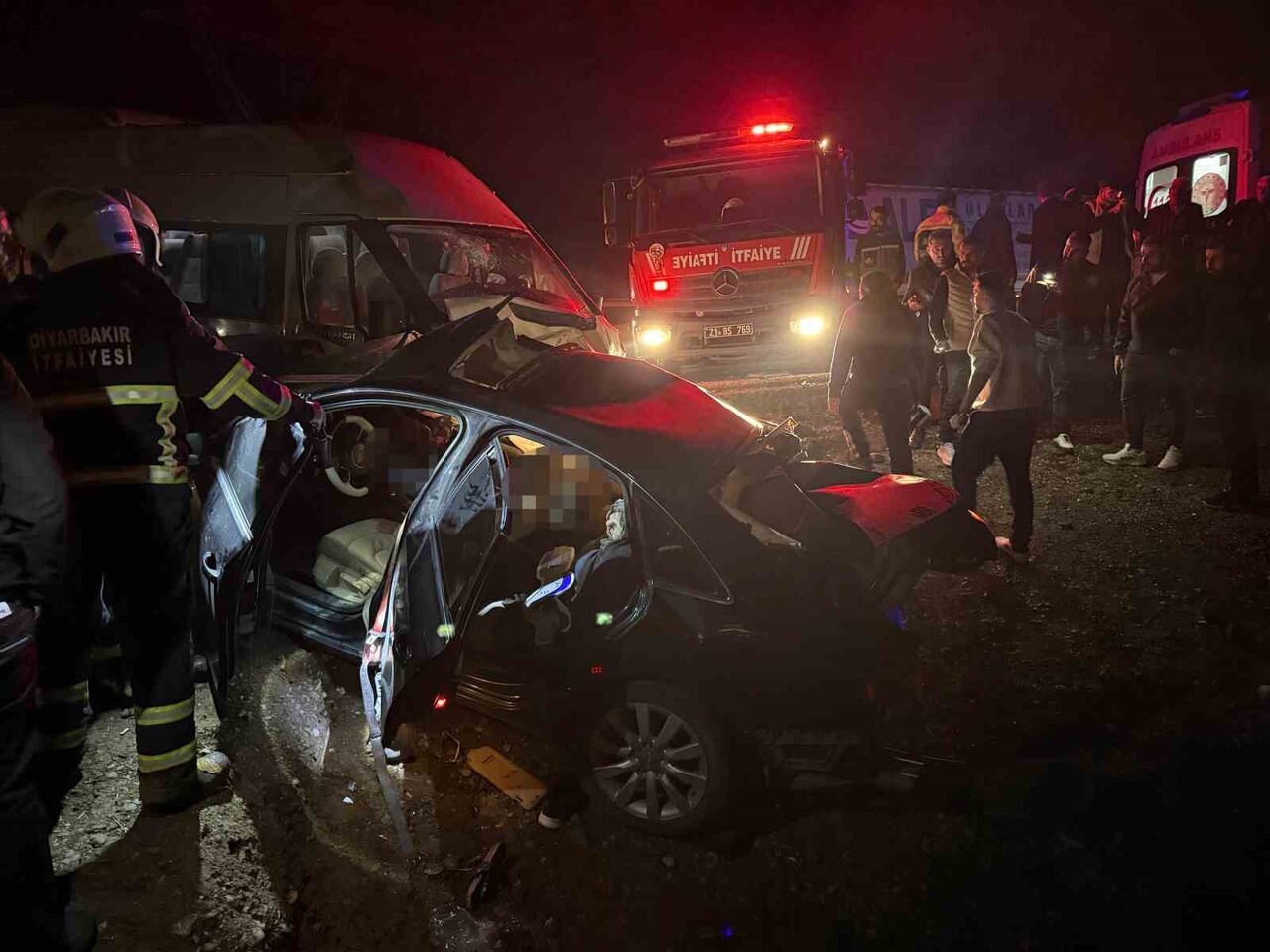 DİYARBAKIR’IN BİSMİL İLÇESİNDE MEYDANA GELEN ZİNCİRLEME TRAFİK KAZASINDA ÖLÜ VE ÇOK SAYIDA YARALI...