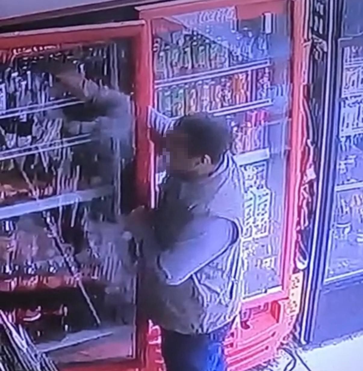 DİYARBAKIR’IN KAYAPINAR İLÇESİNDE BİR ŞAHSIN İÇECEK ÇALDIĞI ANLAR GÜVENLİK KAMERASINA...