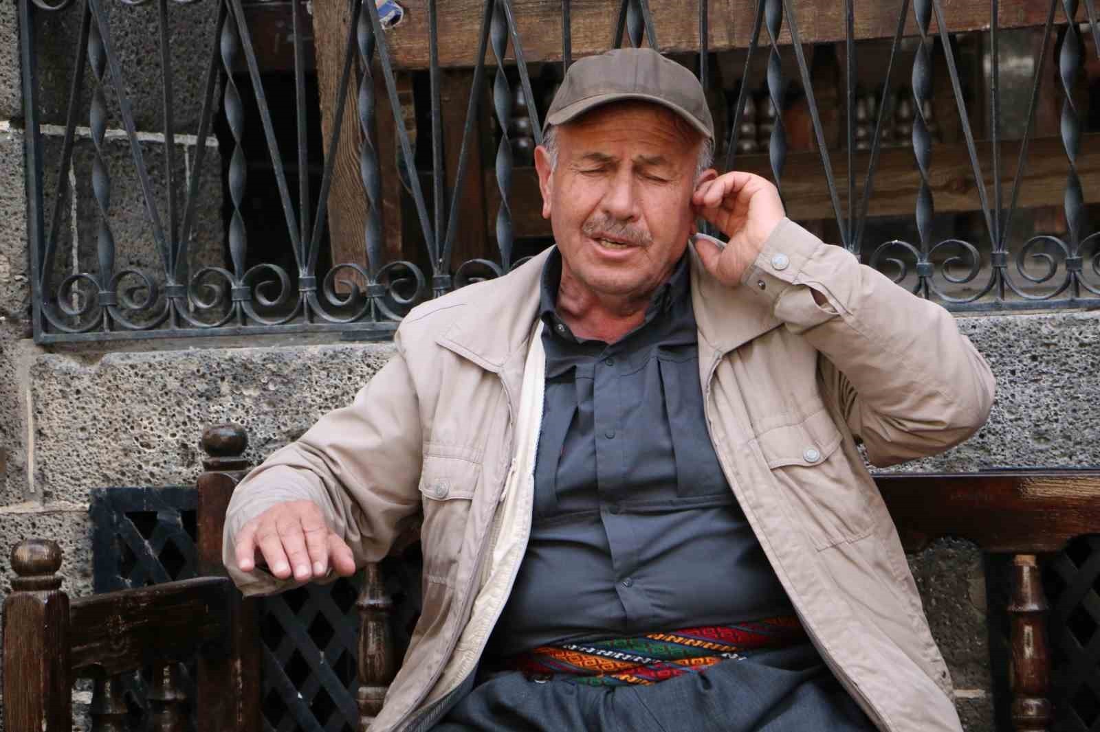 DİYARBAKIR’IN KÖKLÜ SÖZLÜ ANLATI GELENEĞİ OLAN DENGBÊJLİK, YENİ NESLİN İLGİSİNİ GİDEREK YİTİRİYOR....