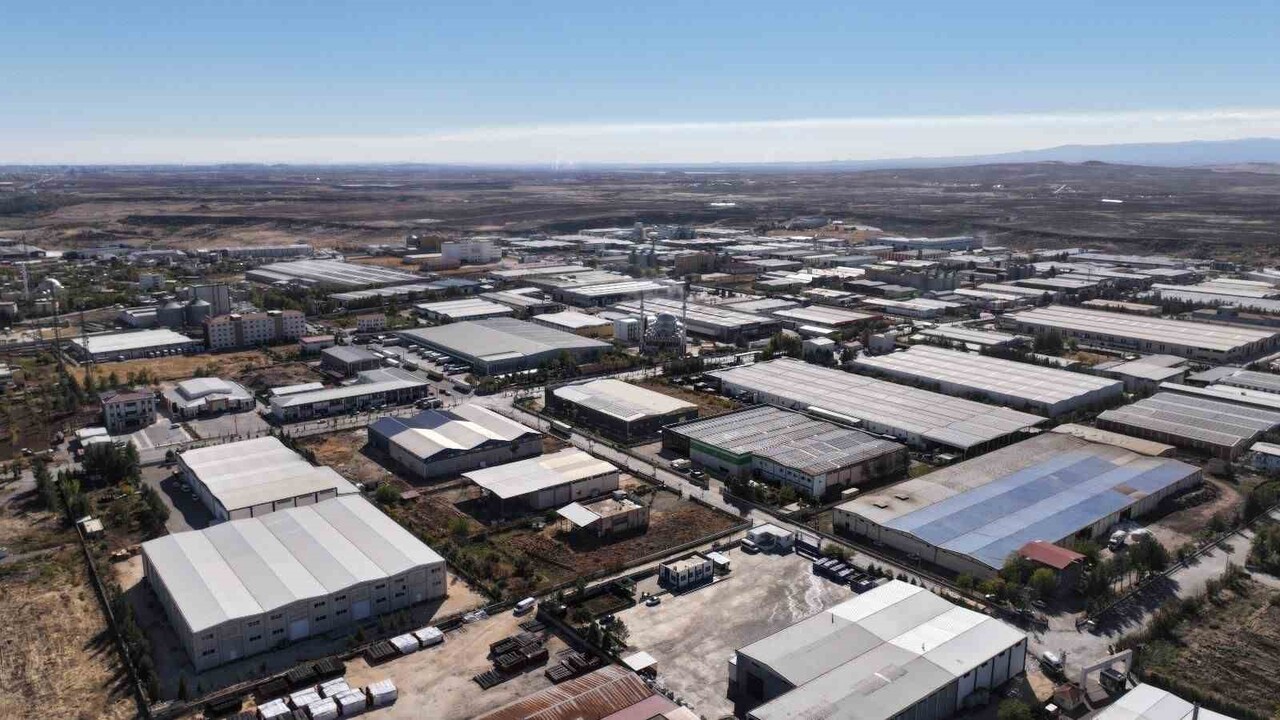 DİYARBAKIR ORGANİZE SANAYİ BÖLGESİ YÖNETİM KURULU BAŞKANI MUSTAFA FİDAN, KENTİN 2025 YILI İLK 10...