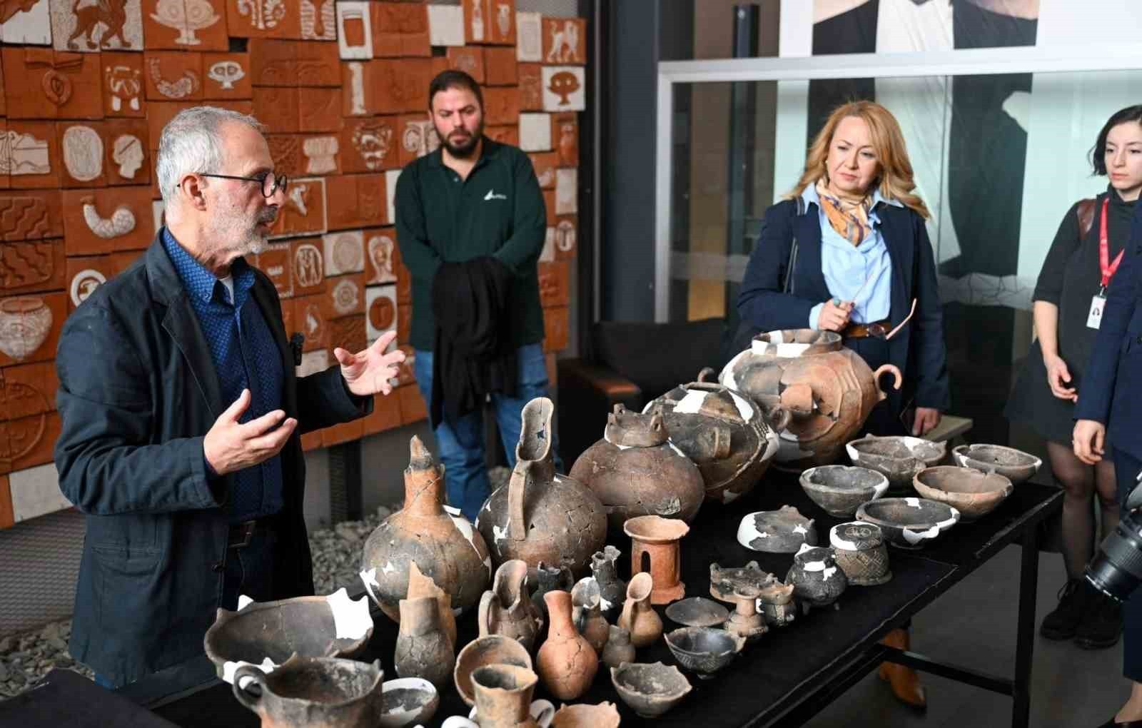 DOÇ. DR. ZAFER DERİN, YEŞİLOVA HÖYÜĞÜ ZİYARET MERKEZİ’NDE 2025 YILI KAZI BULUNTULARINI...