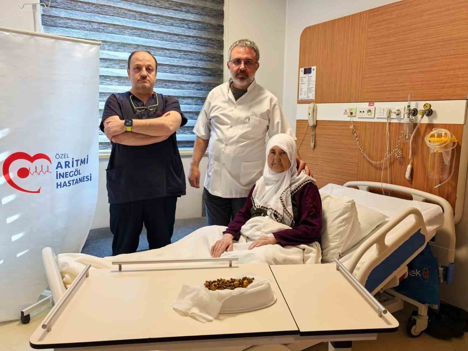 DOKTORLAR GÖZLERİNE İNANAMADI 77 YAŞINDAKİ KADININ SAFRA KESESİNDEN 213 ADET TAŞ ÇIKTI