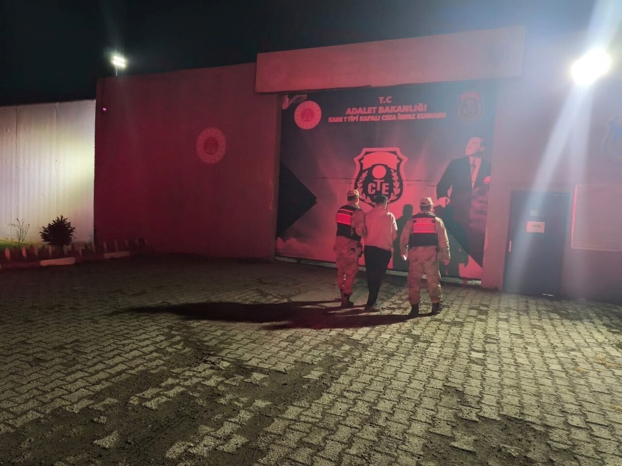 DOLANDIRICILIKTAN ARANIYORDU, DİGOR’DA YAKALANDI(KARS-İHA)