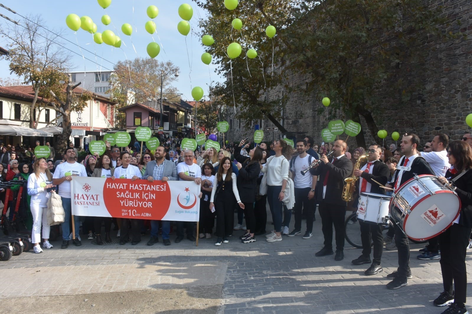 DÜNYA DİYABET GÜNÜ'NE DİKKAT ÇEKMEK İSTEYEN SAĞLIK ÇALIŞANLARI, CADDE BOYUNCA VATANDAŞLARIN...