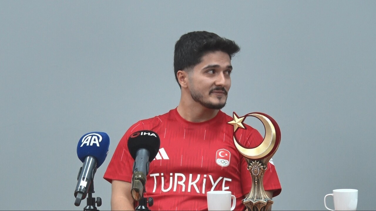 DÜNYA ŞAMPİYONU VE REKORTMENİ OLAN MİLLİ HALTERCİ MUHAMMED FURKAN ÖZBEK, ANKARA'DA ÜNİVERSİTE...