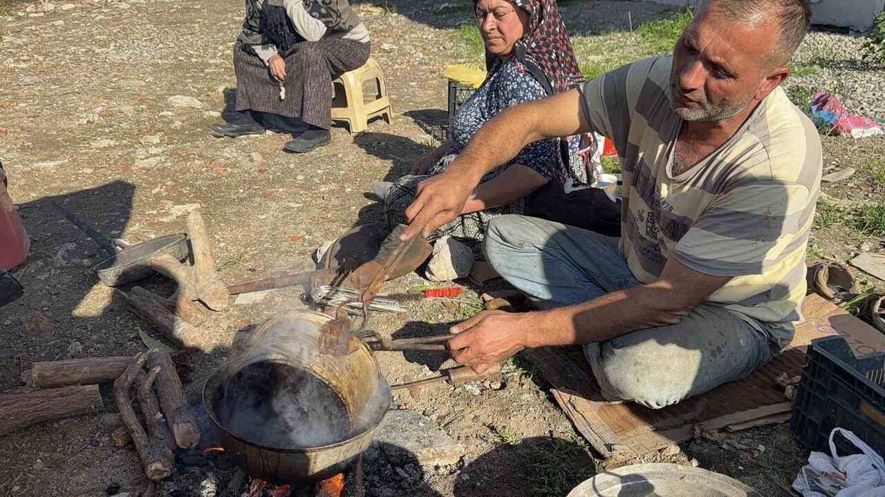 DÜZCE'DE YAŞAYAN UMUT VE ELMAS ÇAKIR ÇİFTİ, TEKNOLOJİYE İNAT UNUTULMAYA YÜZ TUTMUŞ KALAYCILIK...
