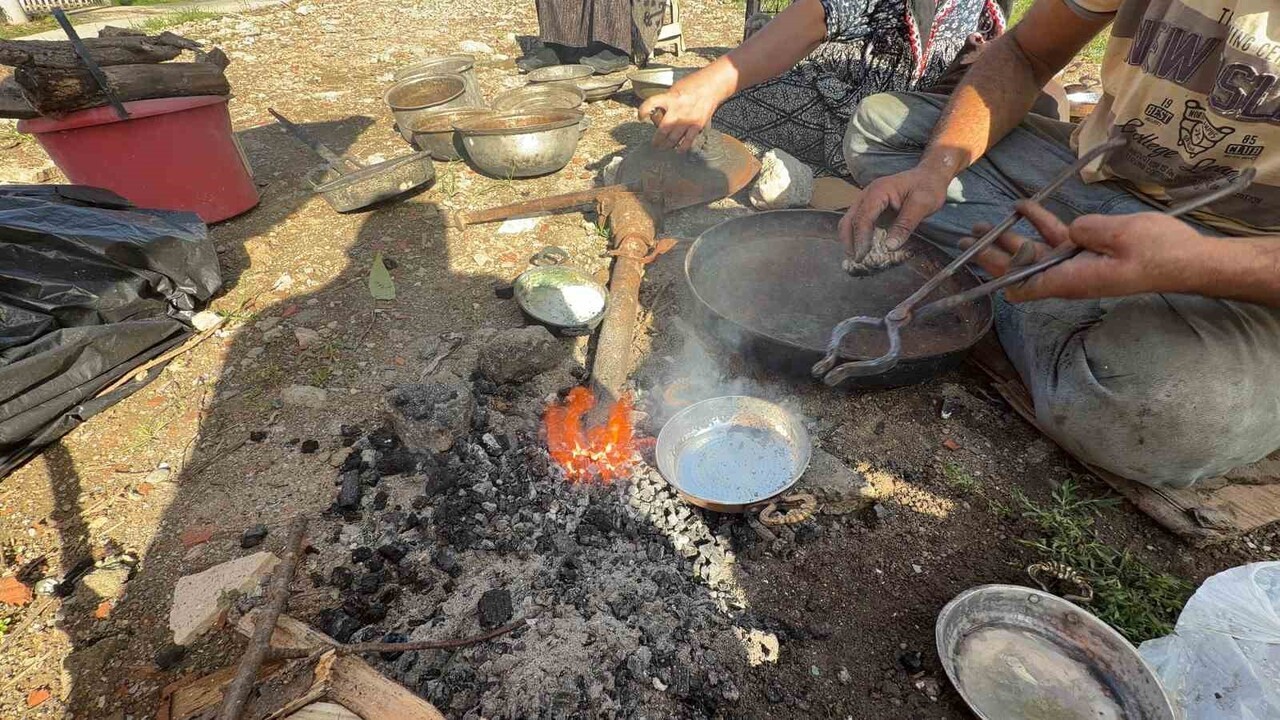 DÜZCE'DE YAŞAYAN UMUT VE ELMAS ÇAKIR ÇİFTİ, TEKNOLOJİYE İNAT UNUTULMAYA YÜZ TUTMUŞ KALAYCILIK...