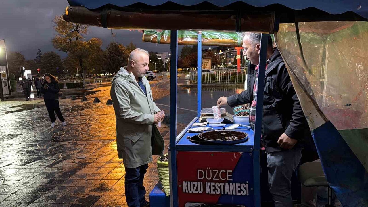 DÜZCE'NİN COĞRAFİ İŞARETLİ ÜRÜNÜ "KUZU KESTANESİ", KIŞ AYLARININ YAKLAŞMASIYLA SOKAK...