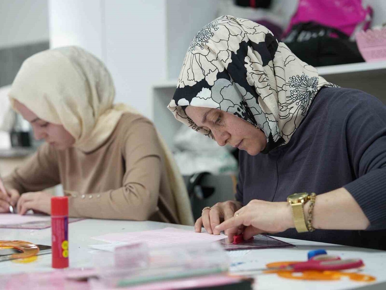 DÜZCE BELEDİYESİ MESLEK EDİNDİRME KURSLARI (BELMEK), AZİZİYE ANA BİNASI’NDA KURSİYERLERİNİ...