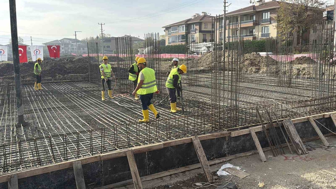 DÜZCE’DE 19 MAYIS SPOR KAMPÜSÜNÜN TEMEL ATMA TÖRENİ GERÇEKLEŞTİRİLDİ. BİN 110 METREKARE KAPALI...