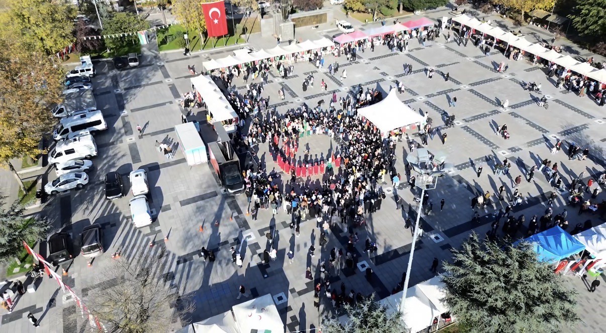 DÜZCE’DE FİLİSTİN’E DESTEK ETKİNLİĞİ GERÇEKLEŞTİRİLDİ. ANITPARK MEYDANIN DÜZENLENEN ETKİNLİKTEN...