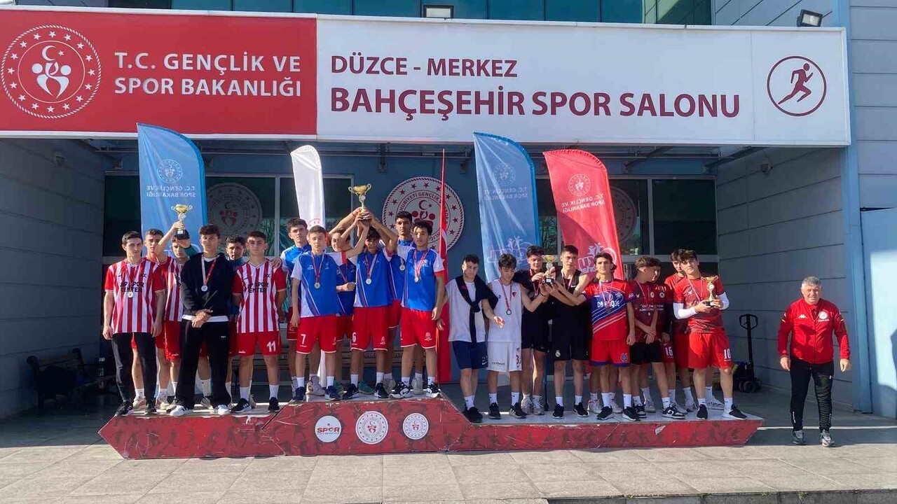 DÜZCE’DE GERÇEKLEŞTİRİLEN GENÇLER VE YILDIZLAR KROS YARIŞMASINDA 75 SPORCU FİNALE ULAŞMAK İÇİN...