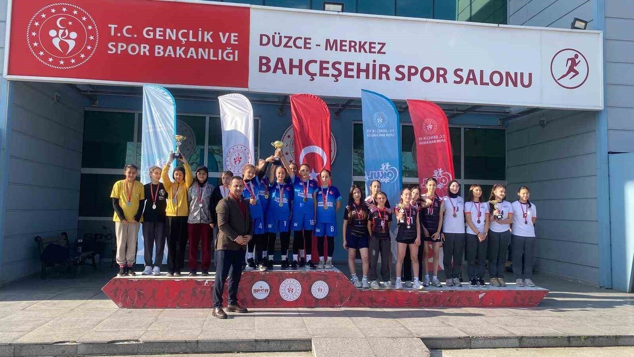 DÜZCE’DE GERÇEKLEŞTİRİLEN GENÇLER VE YILDIZLAR KROS YARIŞMASINDA 75 SPORCU FİNALE ULAŞMAK İÇİN...