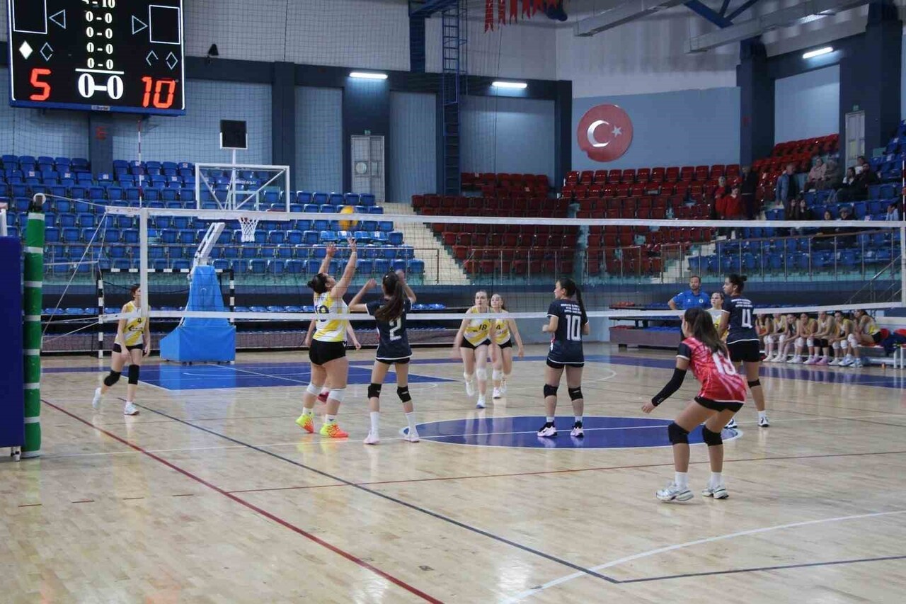DÜZCE’DE KÜÇÜK YAŞ GRUPLARINDA VOLEYBOL HEYECANI YENİDEN BAŞLADI.