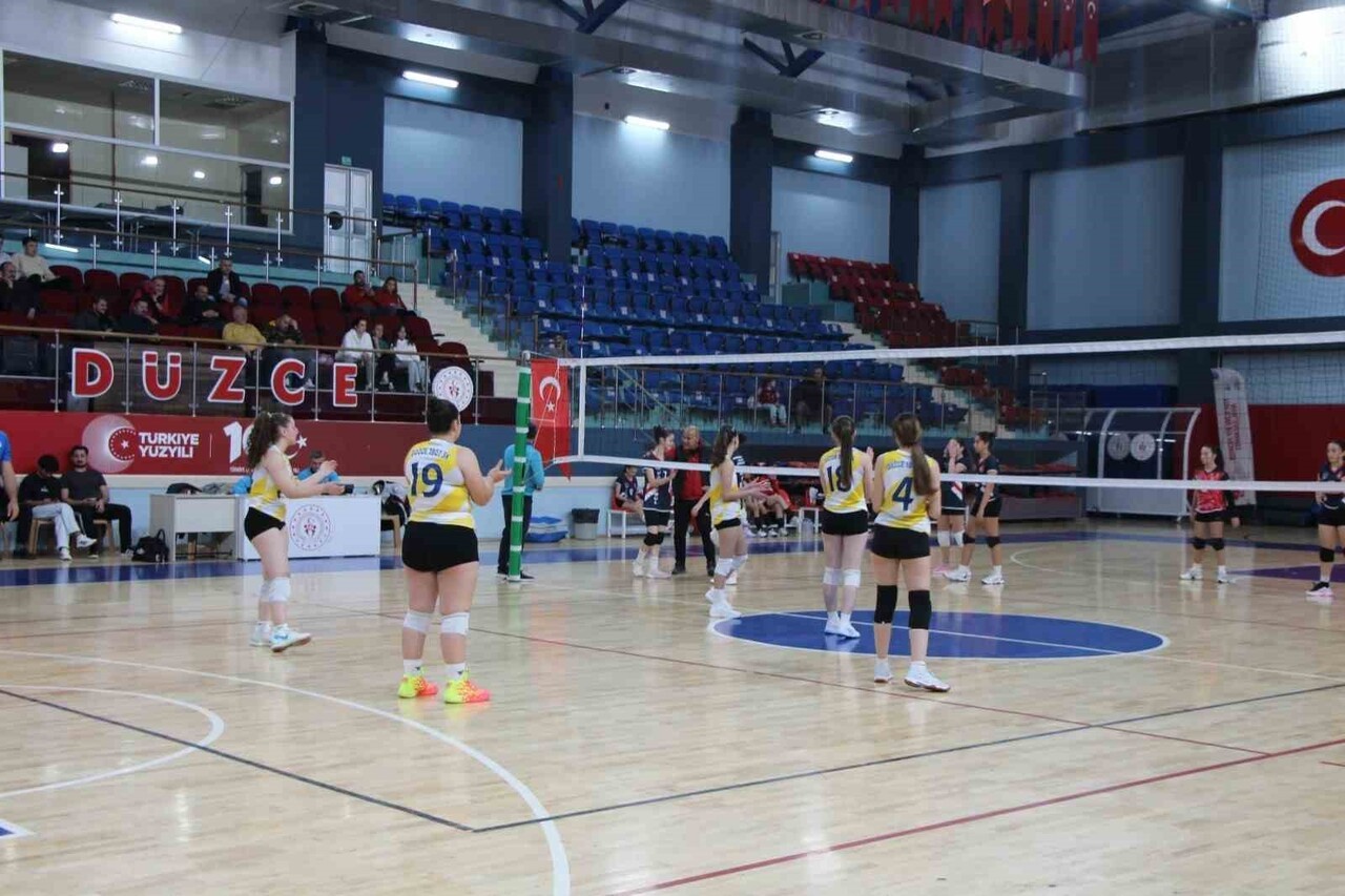 DÜZCE’DE KÜÇÜK YAŞ GRUPLARINDA VOLEYBOL HEYECANI YENİDEN BAŞLADI.
