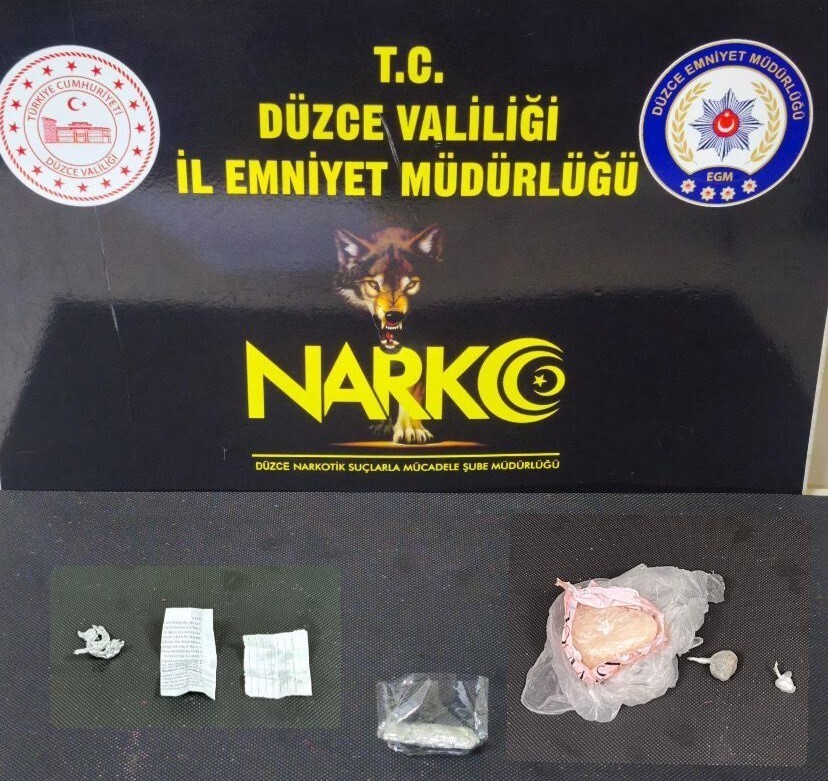 DÜZCE’DE POLİS EKİPLERİ TARAFINDAN YAPILAN OPERASYONDA 2 KİŞİ TUTUKLANDI, BİR MİKTARDA UYUŞTURUCU...