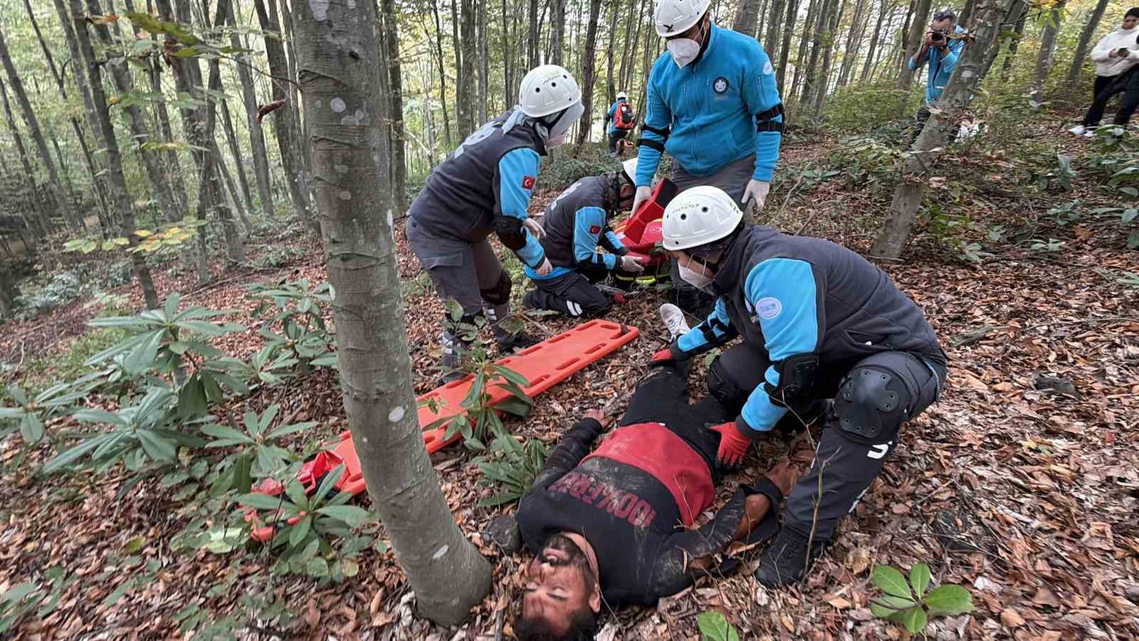 DÜZCE’DE SENARYO GEREĞİ ÇIKAN ORMAN YANGININA MÜDAHALE EDİP YARALANANLARA YÖNELİK YAPILAN TATBİKAT...