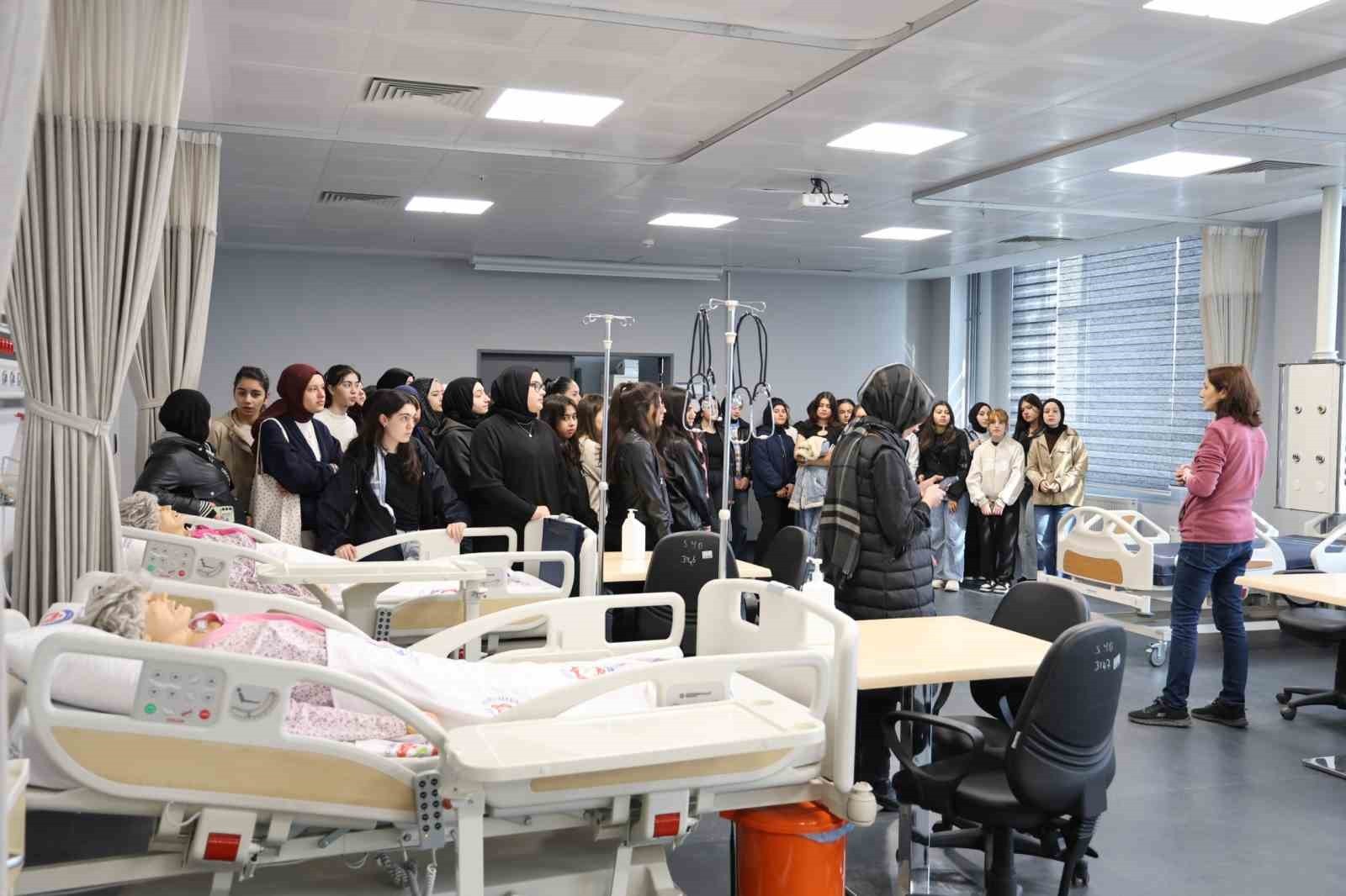 DÜZCE MEVLANA KIZ MESLEKİ VE TEKNİK ANADOLU LİSESİ’NDEN DÜZCE ÜNİVERSİTESİ’NE GEZİ DÜZENLEYEREK...