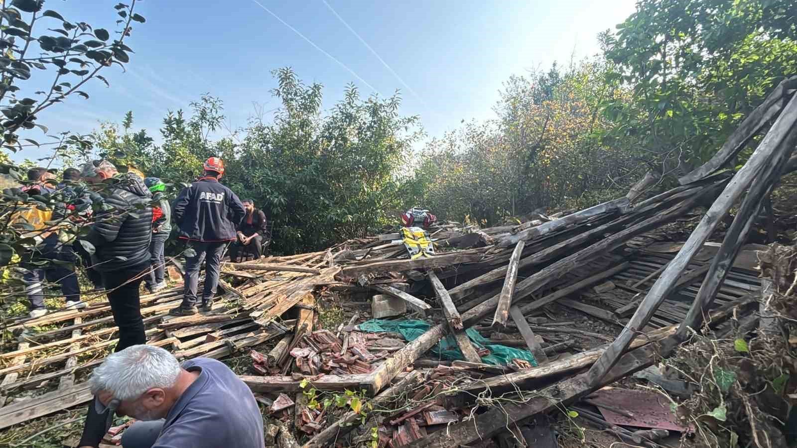 DÜZCE’NİN AKÇAKOCA İLÇESİNDE MEYDANA GELEN OLAYDA BAĞ EVİ İNŞAATI SIRASINDA GÖÇÜK YAŞANDI. GÖÇÜK...