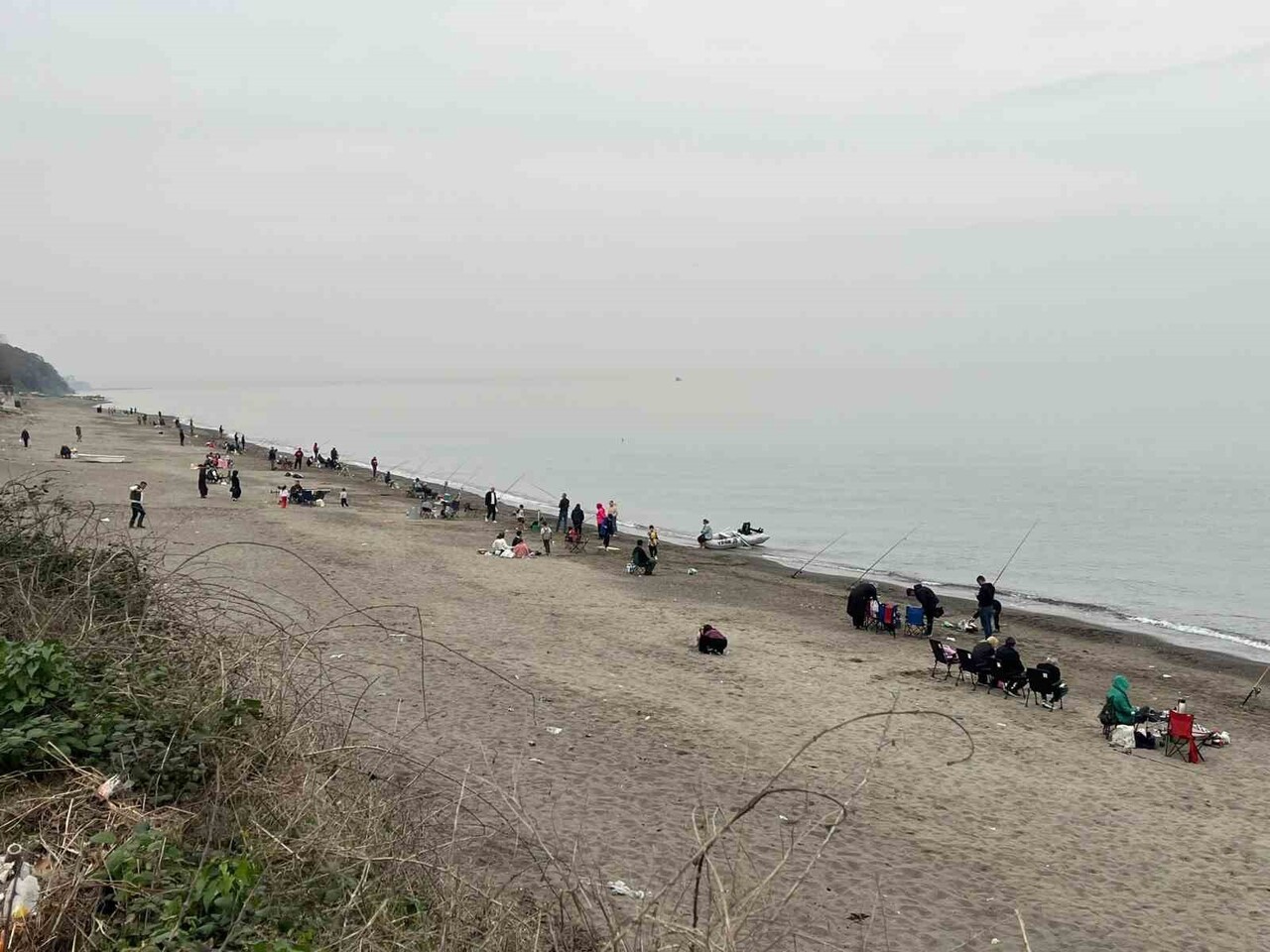 DÜZCE’NİN AKÇAKOCA İLÇESİNDE SAHİLLER OLTA AVCILARIYLA DOLDU. AİLELERİYLE BİRLİKTE KUMSALA GELEN...