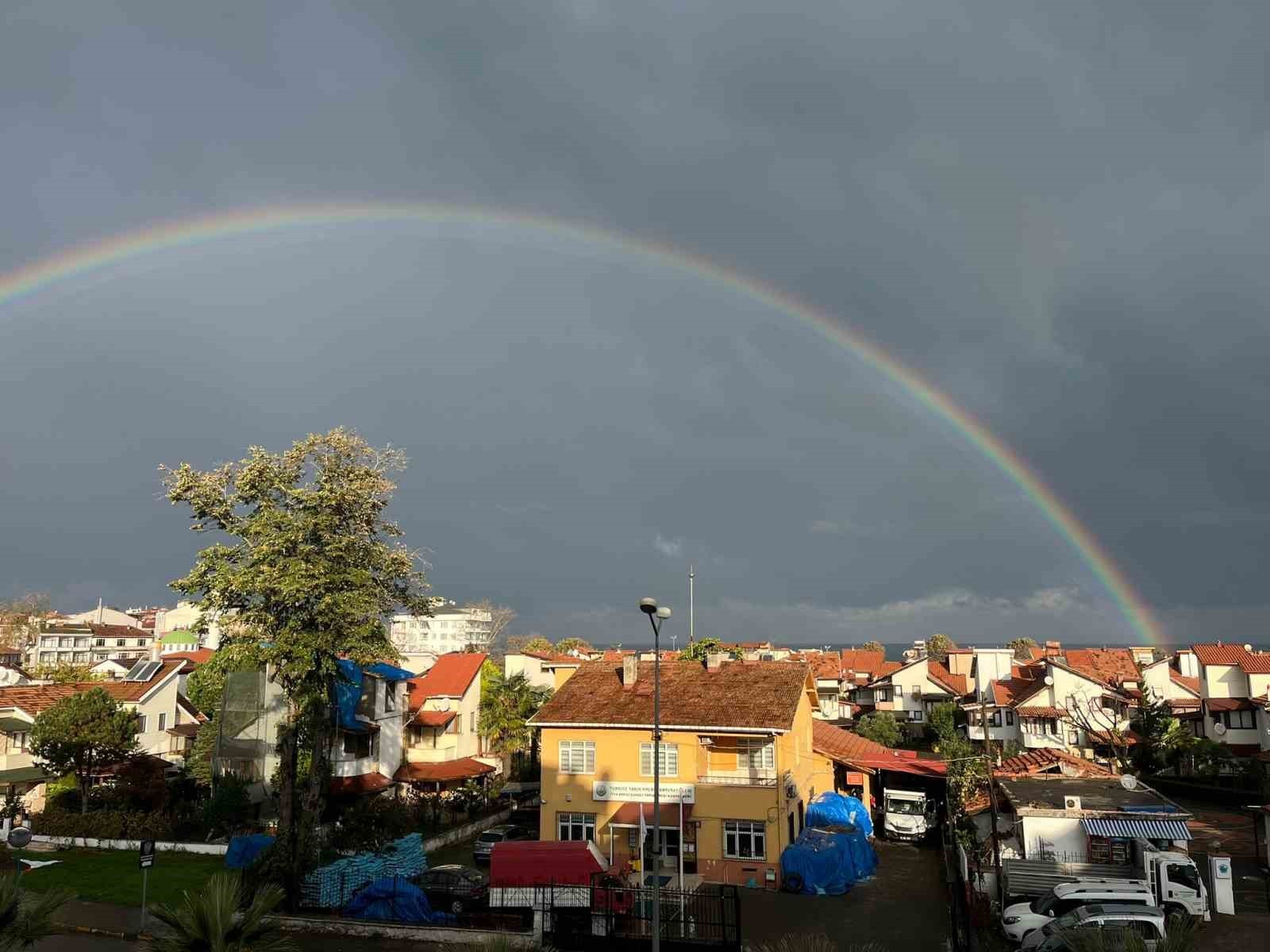 DÜZCE’NİN AKÇAKOCA İLÇESİNDE YAĞMUR SONRASI BELİREN VE GÖRSEL ŞÖLEN OLUŞTURAN GÖKKUŞAĞI KAMERAYA...