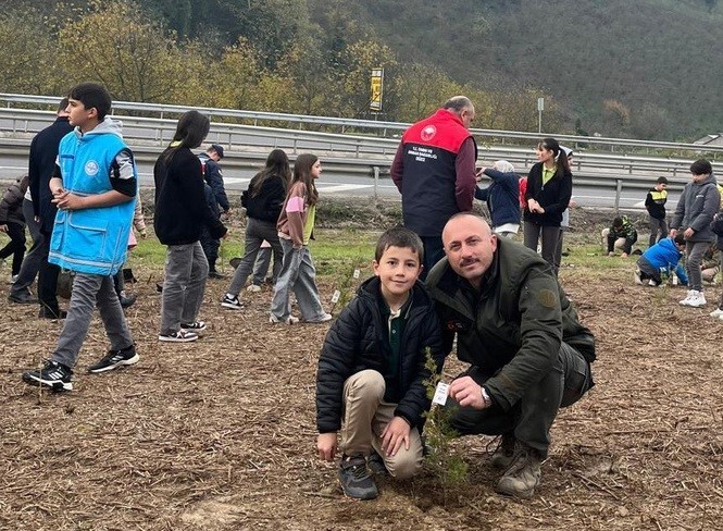 DÜZCE’NİN KAYNAŞLI İLÇESİNDE DEPREM ŞEHİTLERİ ANISINA 350 ADET FİDAN TOPRAKLA BULUŞTU, DUA...