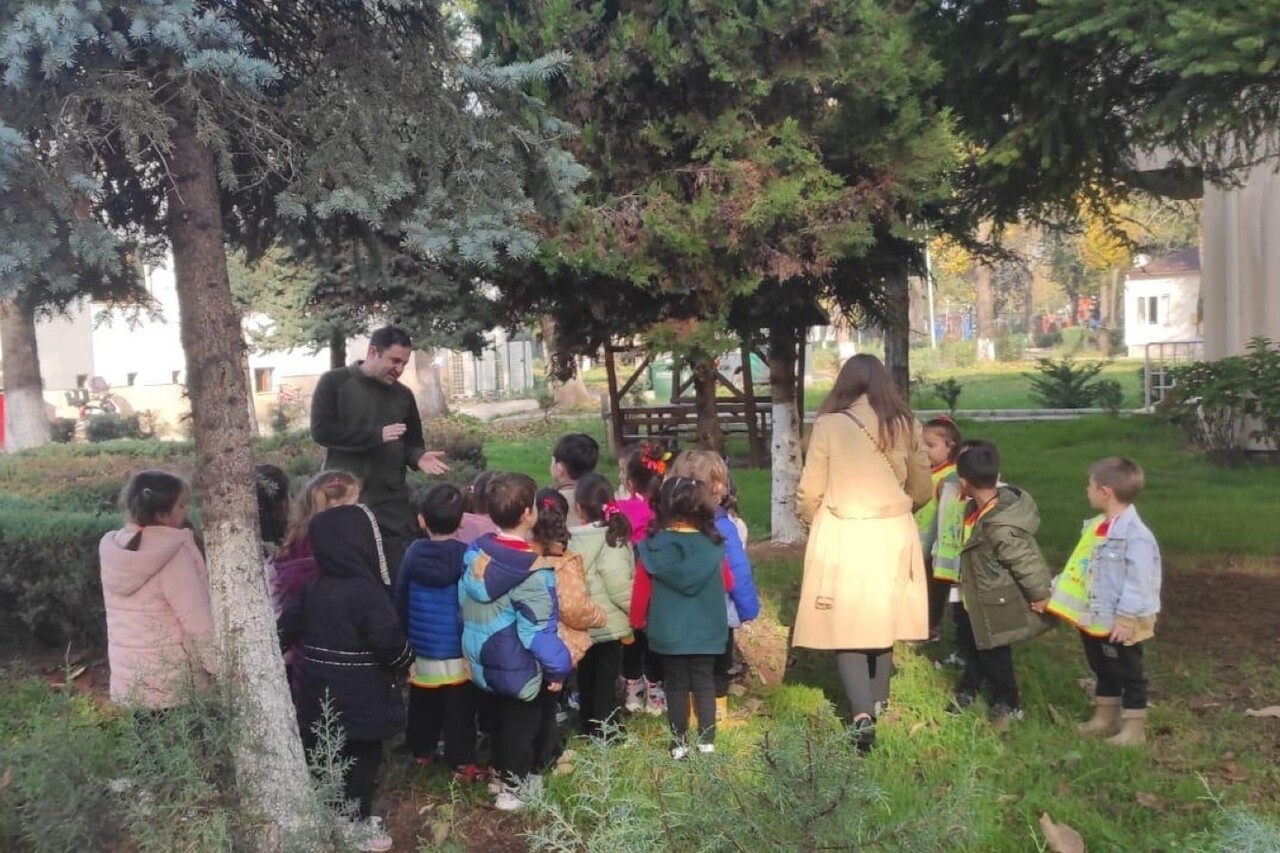 DÜZCE’NİN MİNİK ÖĞRENCİLERİ ORMAN İŞLETME MÜDÜRLÜĞÜ GEZEREK AĞAÇ SEVGİSİ, ORMAN VE DOĞA KONUSUNDA...