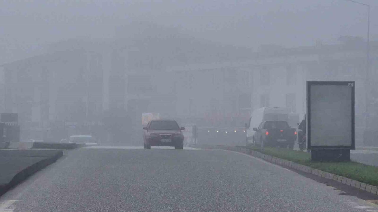 DÜZCE ŞEHİR MERKEZİNDE SABAH SAATLERİNDE SİS ETKİLİ OLDU. GÖRÜŞ MESAFESİNİN DÜŞTÜĞÜ SİSTE, YER YER...