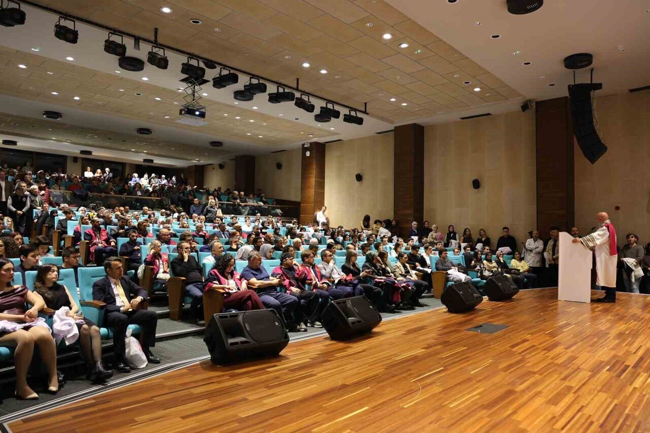 DÜZCE ÜNİVERSİTESİ TIP FAKÜLTESİ 1.SINIF ÖĞRENCİLERİNE YÖNELİK DÜZENLENEN ‘BEYAZ ÖNLÜK GİYME...