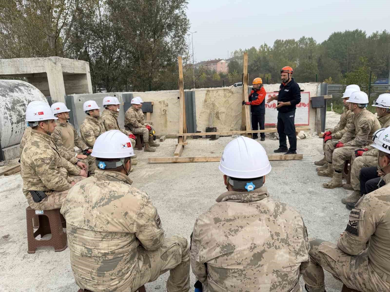 DÜZCE VALİSİ SELÇUK ASLAN, 12 KASIM 1999 DÜZCE DEPREMİNİN YIL DÖNÜMÜ ÖNCESİNDE DÜZCE'DE YAPILAN...