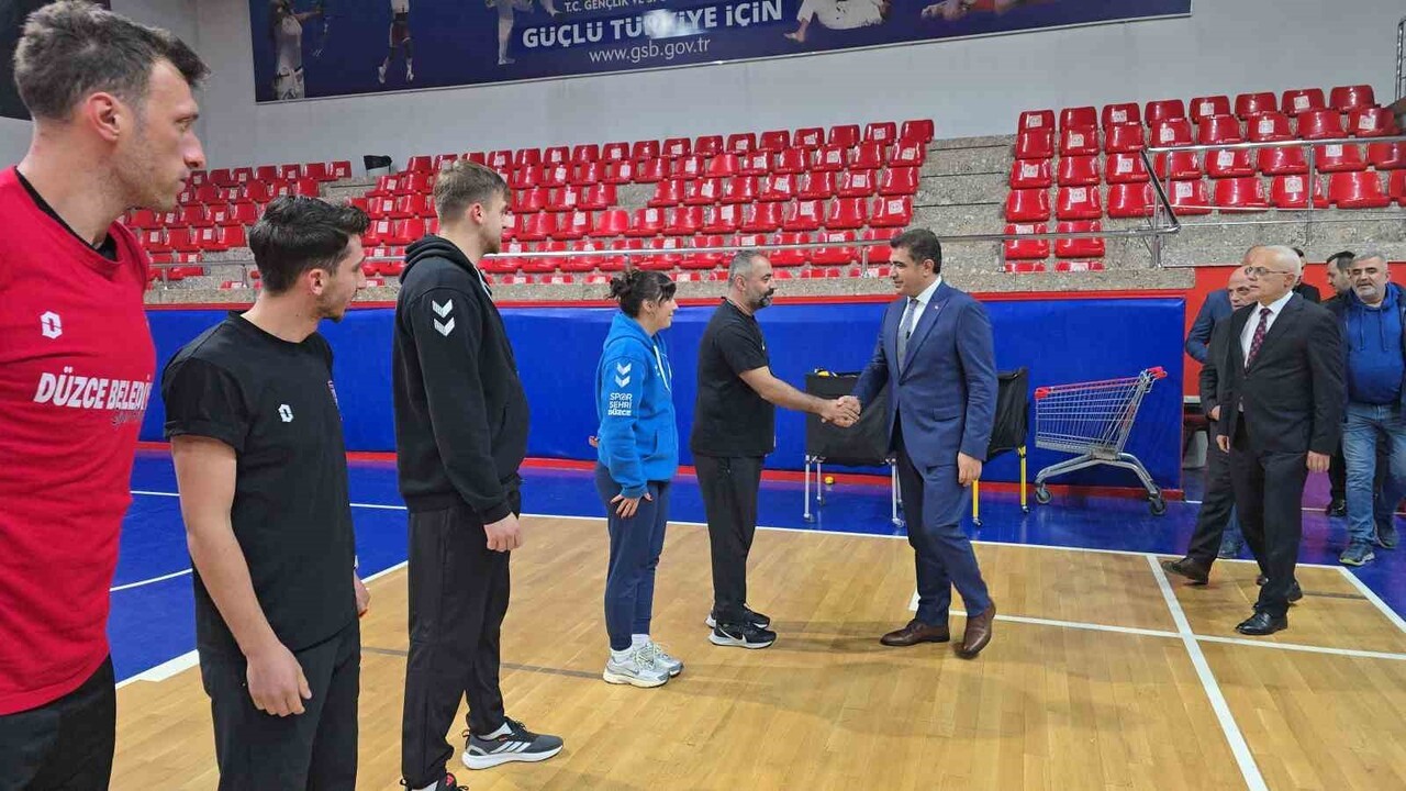 DÜZCE VALİSİ SELÇUK ASLAN, TÜRKİYE VOLEYBOL FEDERASYONU (TVF) ERKEKLER 1. LİGİ'NDE MÜCADELE EDEN...