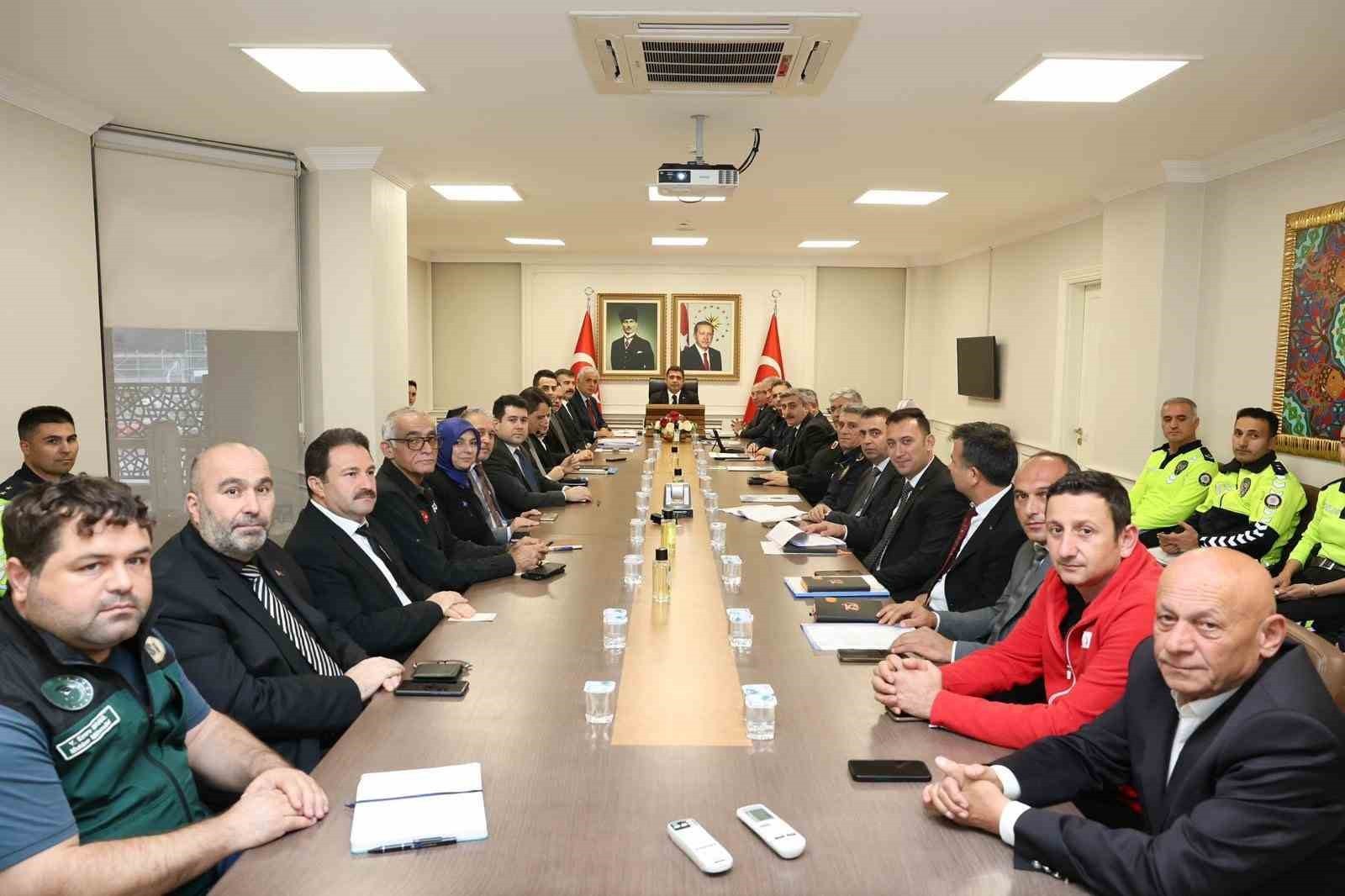 DÜZCE VALİSİ SELÇUK ASLAN YÖNETİMİNDE, 2025-2026 YILI KIŞ TEDBİRLERİ BİLGİLENDİRME VE...