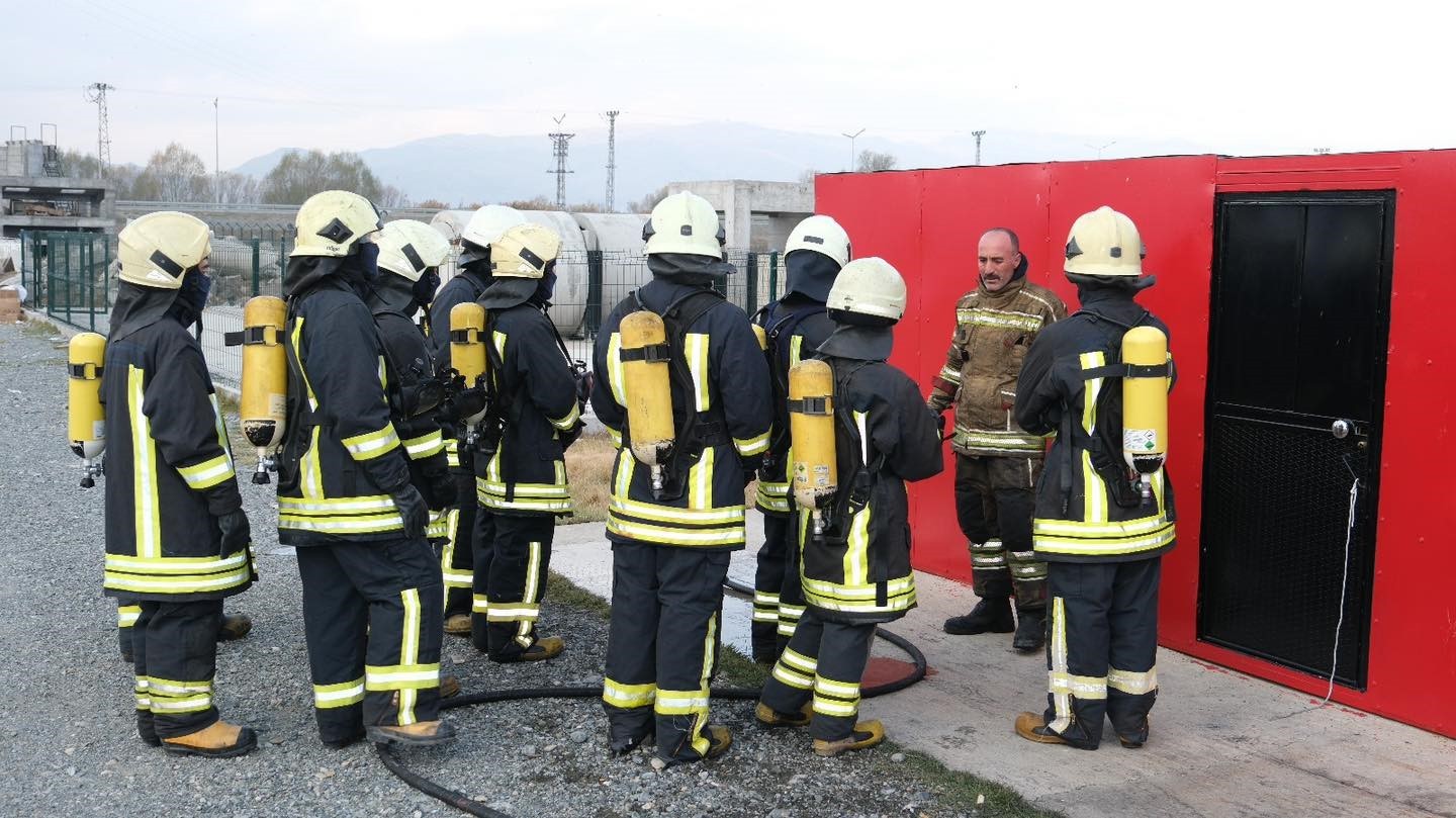 EBYÜ ÜZÜMLÜ MYO ÖĞRENCİLERİNE UYGULAMALI TEMEL İTFAİYECİLİK EĞİTİMİ