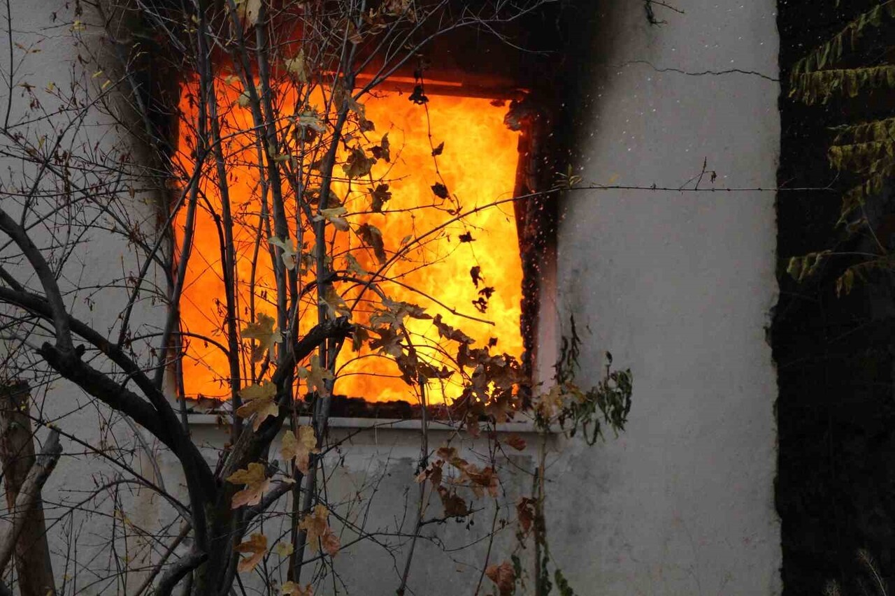 EDİNİLEN BİLGİYE GÖRE, ŞEYHCUİ MAHALLESİNDE KAYIŞ AİLESİNE AİT İKİ KATLI SOBALI EVDE HENÜZ...