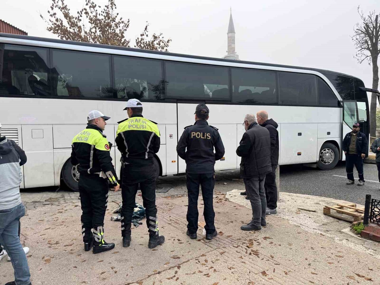 EDİRNE'DE TERS YÖNE GİREN TUR OTOBÜSÜ, BAYIRDAN DÖNÜŞ ALAMAYINCA BARİYERLERLE ÇARPTI. YARALANAN...